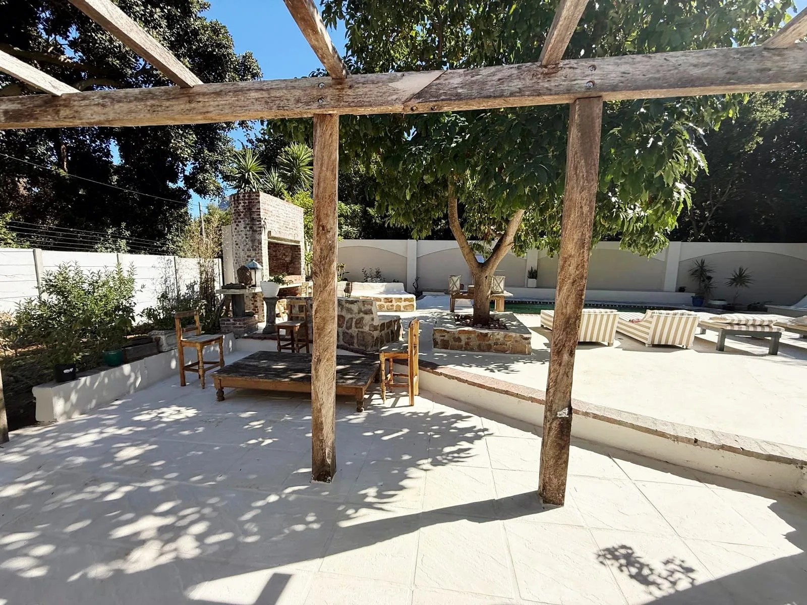 Chestnut Drive outdoor pergola and garden