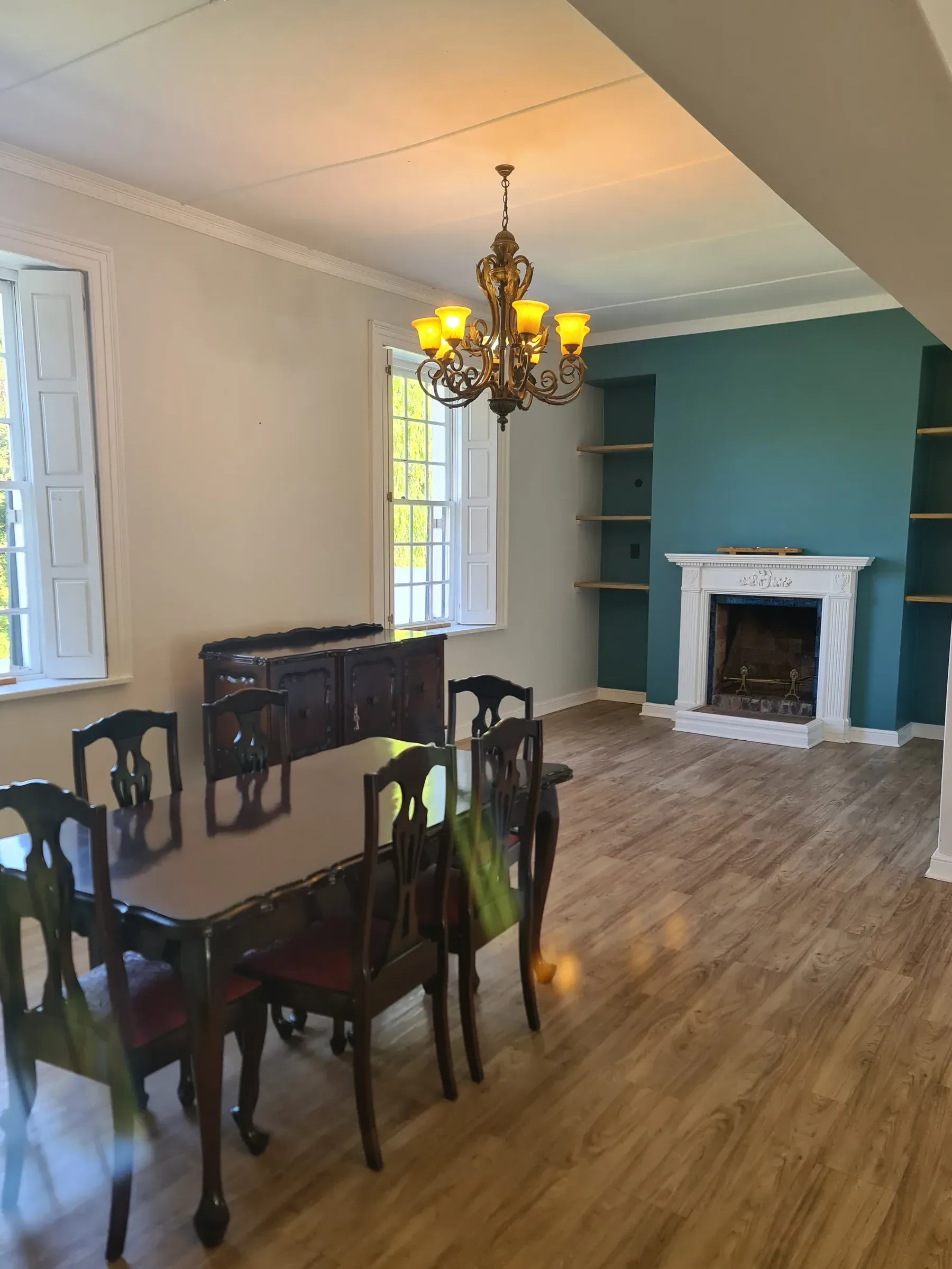 Wolwekloof Estate — dining room with chandelier